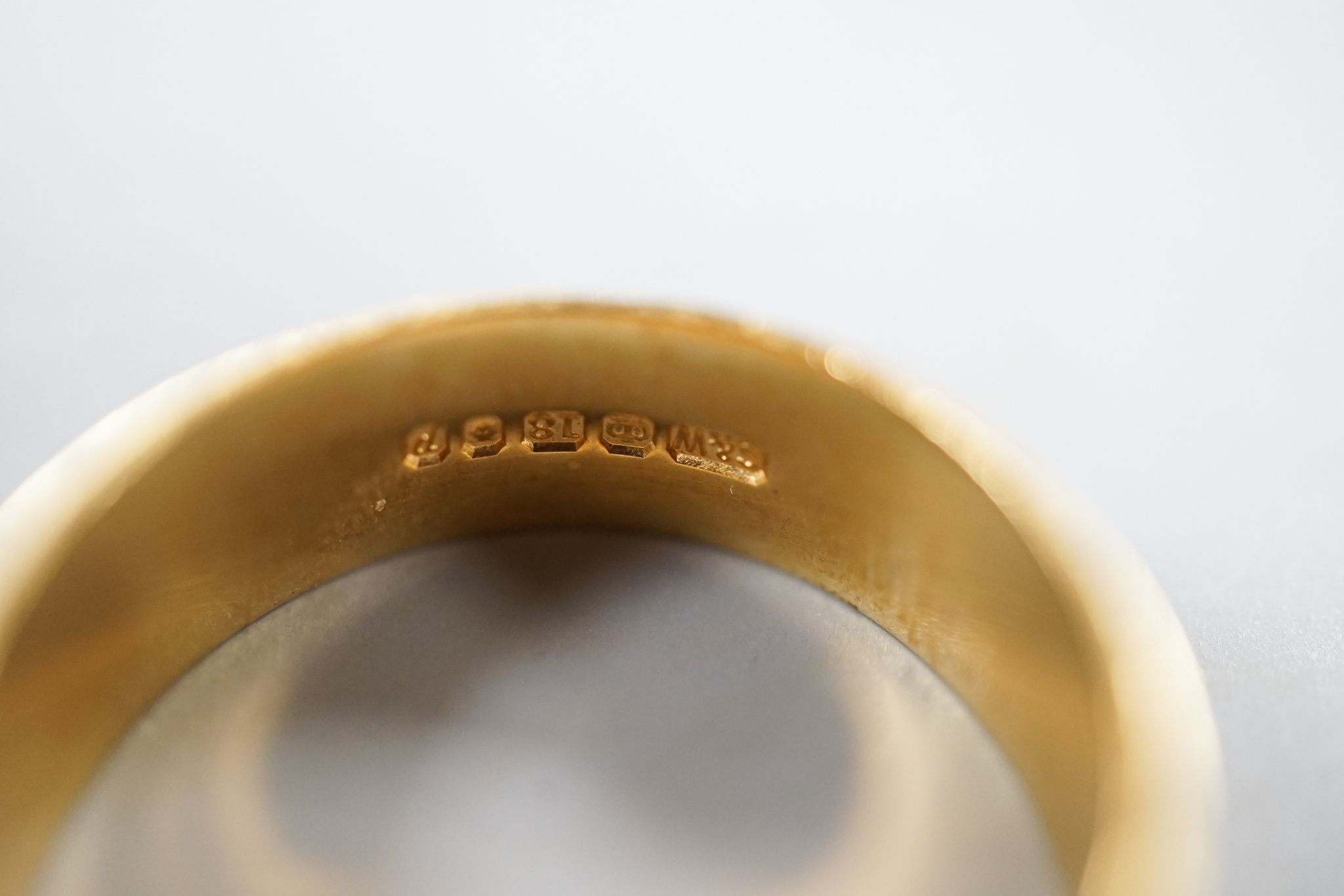 An 18ct gold wedding band, size U, 6.9 grams.